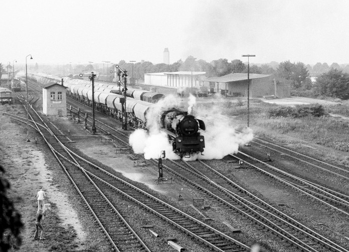 50 4082 mit Getreidewagen-Güterzug Ausfahrt Büchen im Sommer 1975, links der jugendliche Webmaster bei der Soundaufnahme...