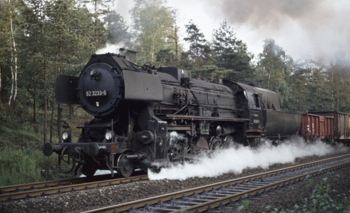 52 3233 mit Gz vor Dresden-Klotzsche, 05.10.1976