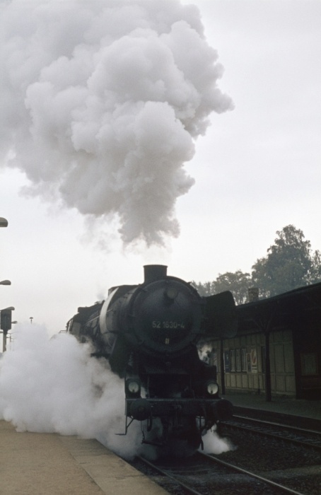 52 1630 mit Gz aus Richtung Bautzen nach Dresden in Klotzsche am Durchfahrtsignal an- und dann bergab gefahren, um 10:05h am 15.10.1976
