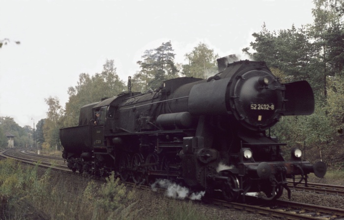 52 2492 Lz abwärts Richtung Dresden bei Kotzsche im Wald, am 15.10.1976