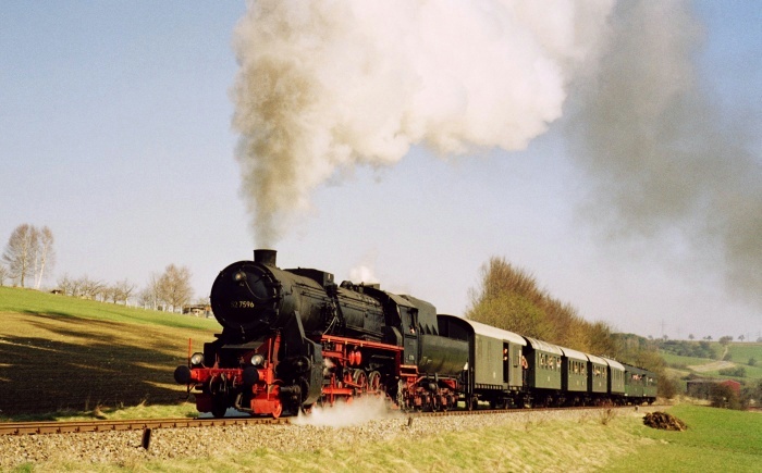 52 7596 mit Sonderzug hinter Erzingen, 13.04.2003