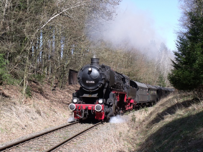 52 6106 mit Personenzug Gerolstein->Ulmen bei Betteldorf, am 06.04.2010