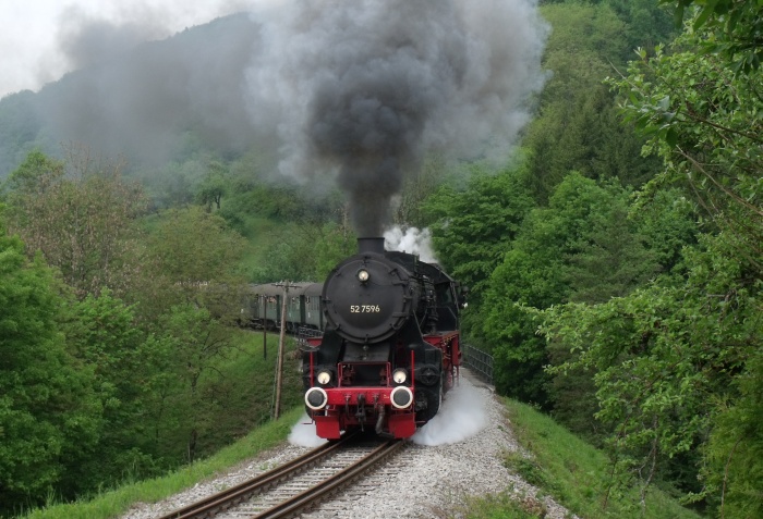 52 7596 vor Zug Schorndorf ->Welzheim, kurz vorm ehemaligen Bahnhof bei Klaffenbach, um 10:39h am 01.05.2011