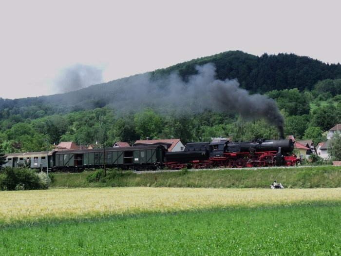 52 7596 mit Zug nach Welzheim hinter Ausfahrt Oberndorf, um 13:37h am 12.06.2011