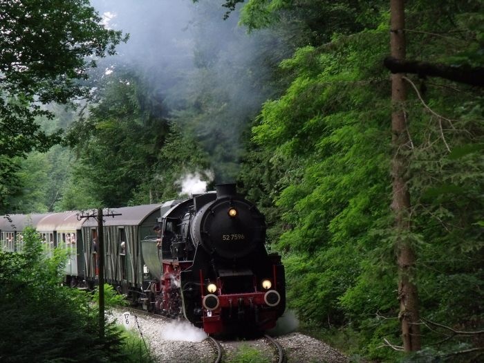 52 7596 vor Zug Schorndorf->Welzheim mitten im Wald bei km 17,6 oberhalb von Laufenmühle, um 13:51h am 23.06.2011
