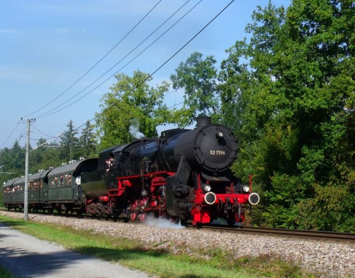 52 7596 mit Sonderzug aus Ettlingen in der Steigung beim Reichenbacher Kurpark, um 12:13h am 25.09.2011