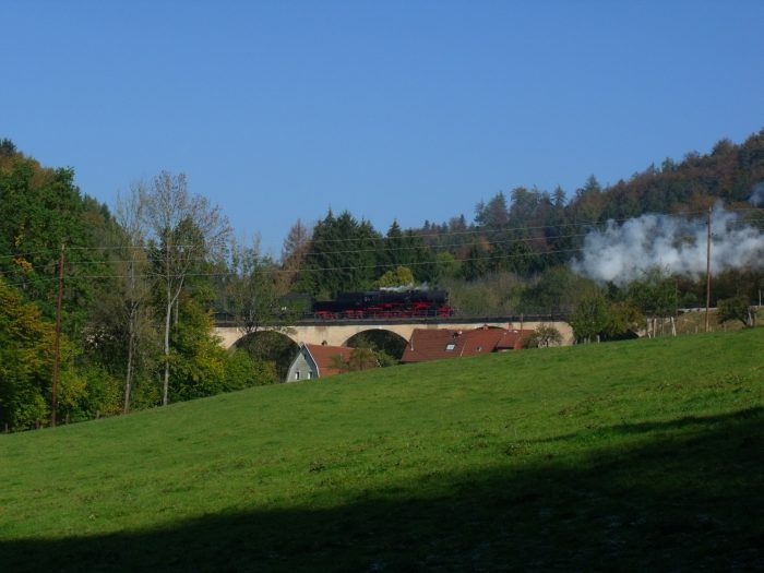 52 7596 Tv am Zugende abwärts nach Schorndorf fahrend, auf dem Strümpfelbachtal-Viadukt, 12:04h am 23.10.2011