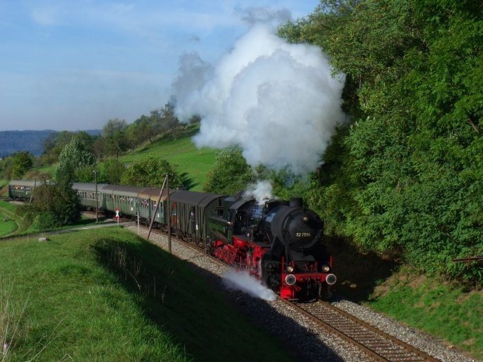 52 7596 mit Zug Schorndorf ->Welzheim, endlich, endlich ohne den unnötigen Dieselschub (!), zwischen Oberndorf und Klaffenbach, um 10:09h am 03.10.2013