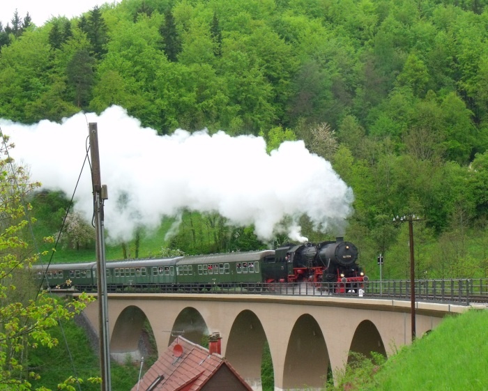 52 7596 mit Zug Schorndorf ->Welzheim, auf dem bekanntenViadukt übers Strümpfelbachtal hinter Klaffenbach, um 16:01h am 03.05.2015