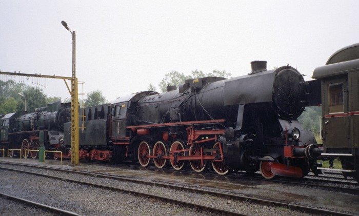 Ty2‑911 als Museumslok (kalt) ausgestellt und zu besichtigen im (ehemaligen) Bw Chabowka, fotografiert am 03.08.1996