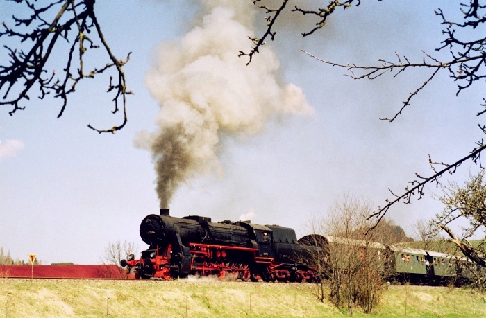 52 7596 mit Sonderzug bei Erzingen, 13.04.2003