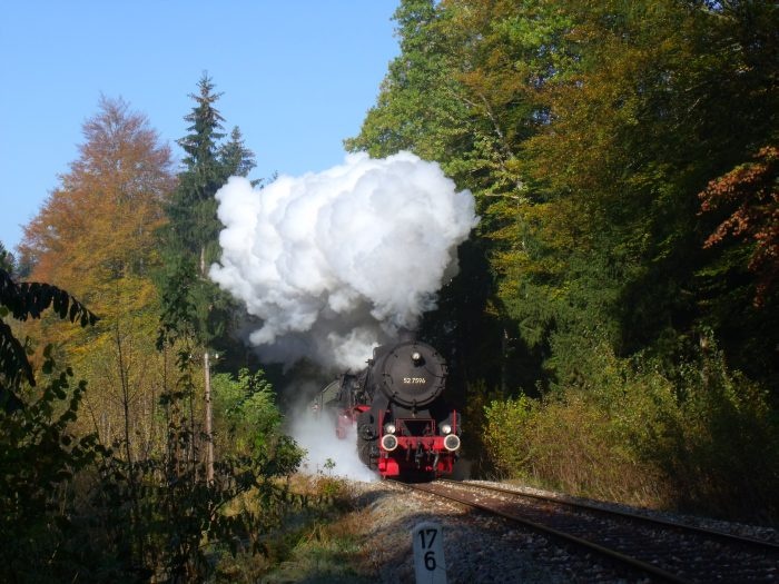 52 7596 auf dem Weg nach Welzheim hinter Laufenmühle im Wald, um 10:52h am 23.10.2011