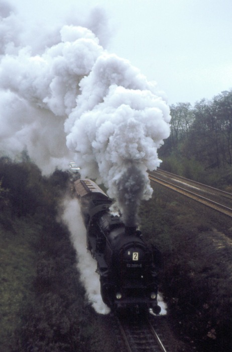 52 2691 vor schwerem Übergabe-Güterzug von Grenzbahnhof Oderbrücke auf der Rampe bei Frankfurt/Oder-Wintergarten, im November 1976