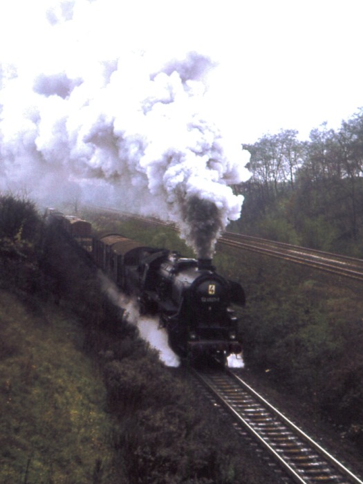 52 2161 vor Übergabe-Güterzug von Grenzbahnhof Oderbrücke auf der Rampe bei Frankfurt/Oder-Wintergarten, im November 1976