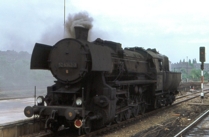 52 5752 als Lz im Bahnhof-Berlin-Lichtenberg, Mai 1977