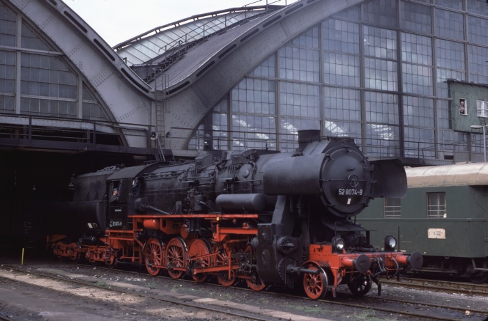52 8074 mit Hilfszug in Berlin-Ostbahnhof, 11.08.1978