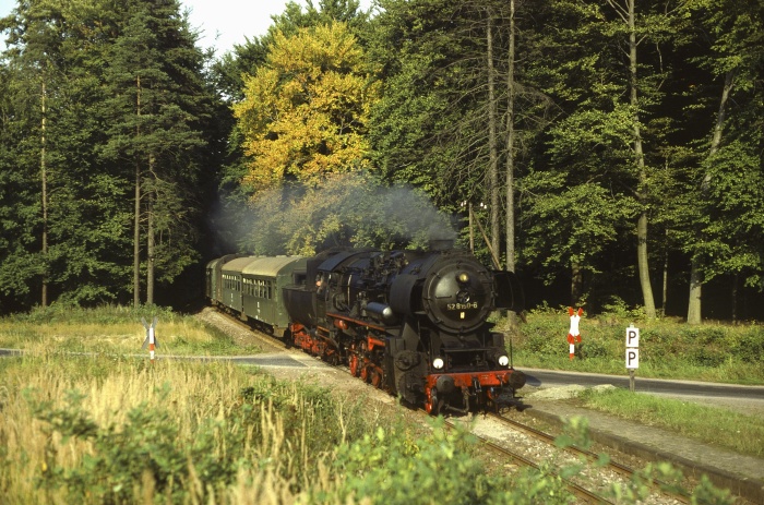 52 8150 mit P 17468 Ankunft Haltepunkt Emden, 14.09.1982