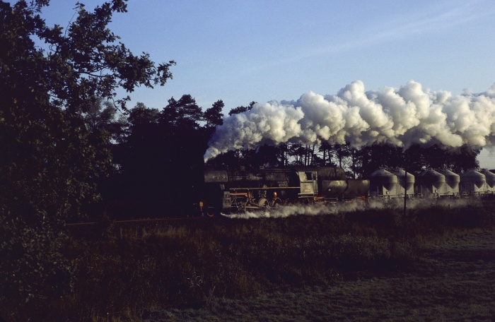 52 8150 mit Güterzug nach Weferlingen bei Süplingen, 29.09.1982