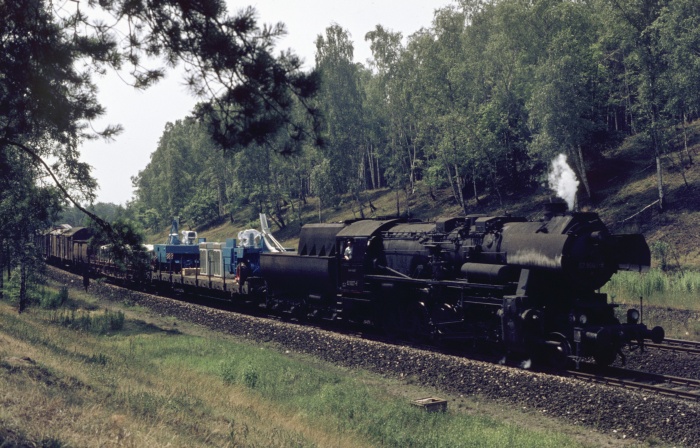 52 8047 mit Gz aufwärts im Wald vor Dresden-Klotzsche, 17.07.1976