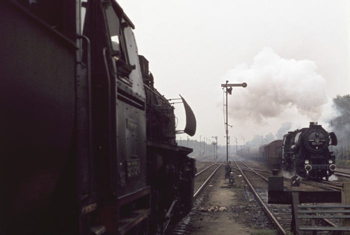 52 8143 mit Gz Ausfahrt Klotzsche an 52 5732 vor P 19804 vorbei, 15.10.1976