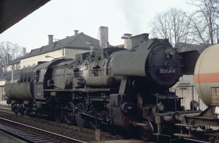 52 8134 Tv mit Gz ->Dresden durchfährt Klotzsche, 12.03.1977