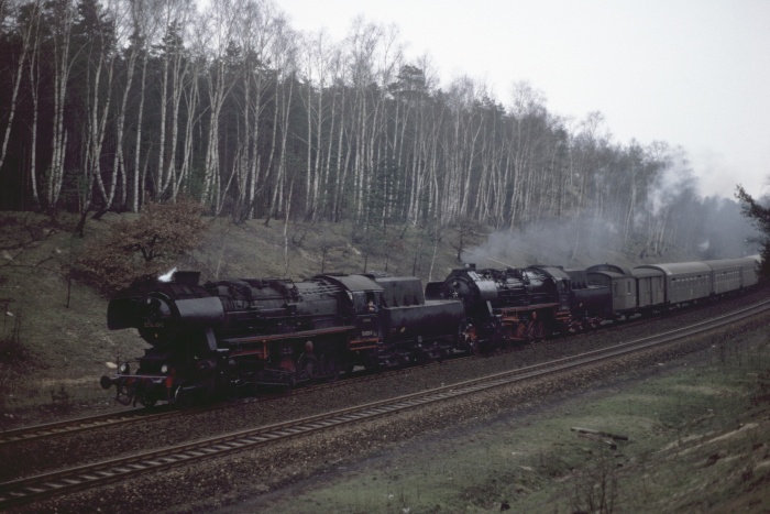 52 8030 + 52 8094 vorm P 3808 abwärts bei Dresden-Klotzsche, 13.03.1977