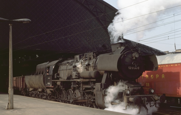 52V8134 mit Güterzug in Dresden-Neustadt (auf Personenzuggleis), 18.03.1977