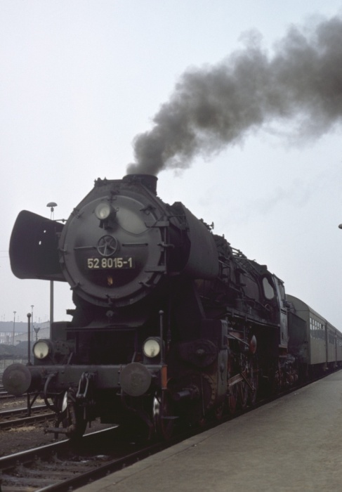 52 8015 vor P 9937 in Elsterwerda, 18.03.1977
