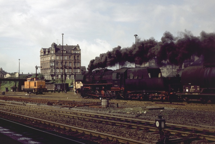 52 8200 (jetzt mit anständigem Kamin, der GIESL war endlich weg) mit leider nur einer sehr kurzen Übergabe Ausfahrt Löbau, um 13:30h am 27.08.1981