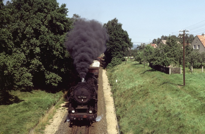 52 8106 mit Nahgüterzug vor Pulsnitz, 26.08.1980