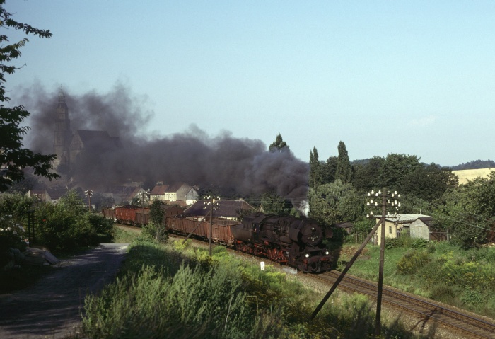 52 8124 mit Ng hinter Ausfahrt Kamenz (mit Kirche), 26.08.1980