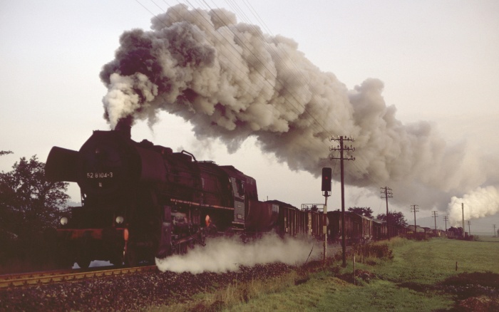 52 8104 zieht Dg, Schub: 52 6721, bei Gelenau, 03.09.1981