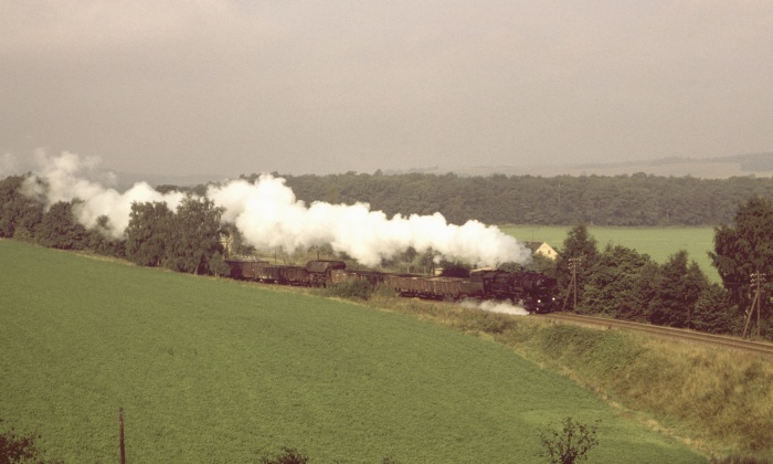 52 8062 mit morgendlichen Güterzug aus Straßgräbchen vor Kamenz, um 9:13h am 03.09.1981