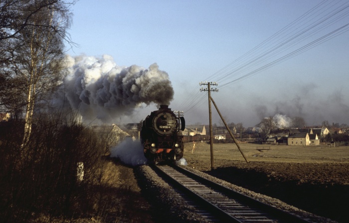 52 8130 zieht Dg, Schublok: 52 8123, hinter Pulsnitz, am 20.02.1982