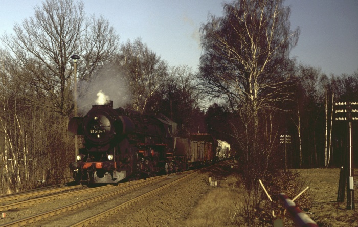 52 8124 mit Ng einfahrend Pulsnitz, am 20.02.1982