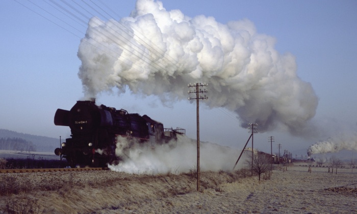 52 8104 zieht Dg, Schublok: 52 8013, Steigung bei Gelenau, 21.02.1982