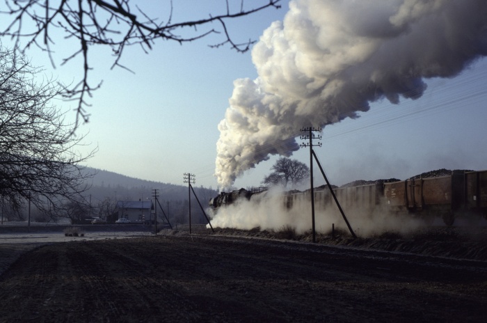52 8104 zieht Dg, Steigung bei Gelenau, 21.02.1982