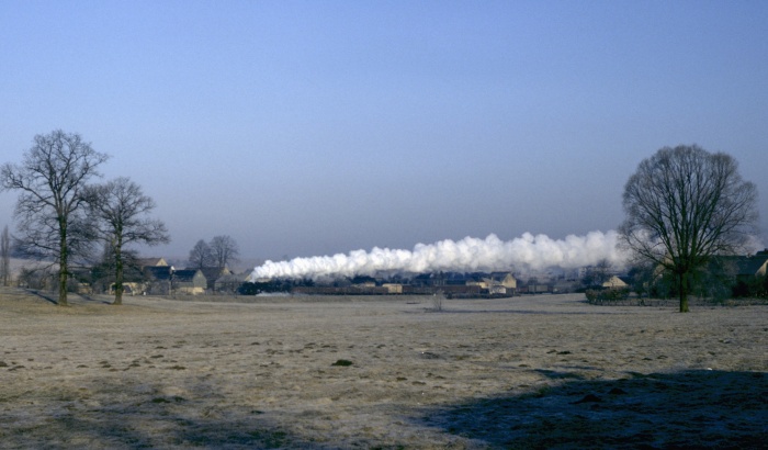 52 8104 mit dem Durchgangsgüterzug nach Dresden (Schub: 52 8013) an den großen Wiesen hinter Pulsnitz, am 21.02.1982 um 8:25h