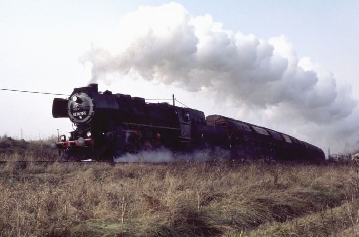 52 8075 mit Güterzug KC 62570 (Vacha-Salzungen) bei Dorndorf, um 11:45h am 29.10.1999
