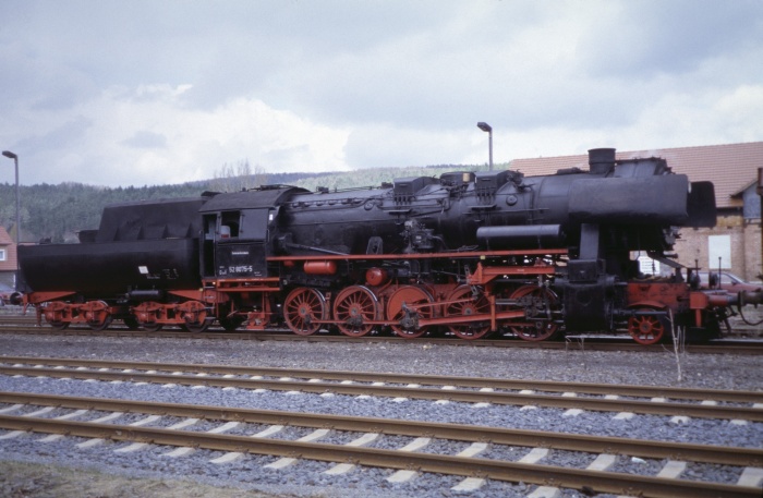 52 8075 Tender voran vor dem Holzzug DGE 91095 in Themar, am 04.04.2006