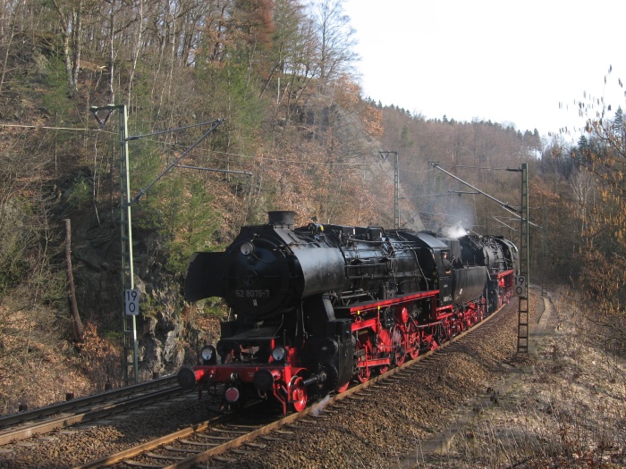 52 8079 + 52 8047 hinten am Sonderzug, bei Edle Krone, 8:45h am 21.03.2009