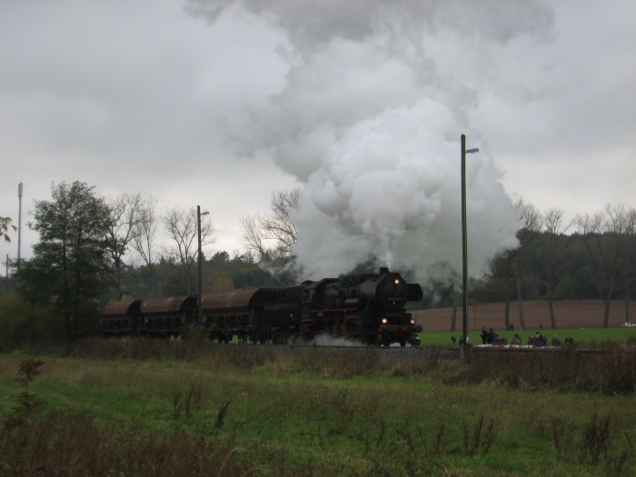 52 8079 mit dem Sondergüterzug DGz 93354 (ein Lg) auf dem Weg nach Marksuhl aus Oberrohn ausfahrend, um 14:40h am 24.10.2009