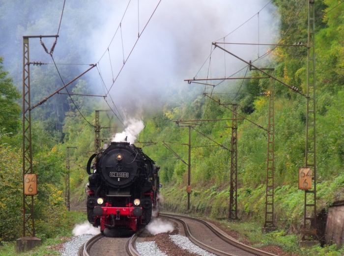 52 8168 + 41 1150 donnern mit dem Sonderzug von Göppingen nach Amstetten anläßlich der “IMA” auf der Geislinger Steige empor, um 14:37h am 19.09.2015