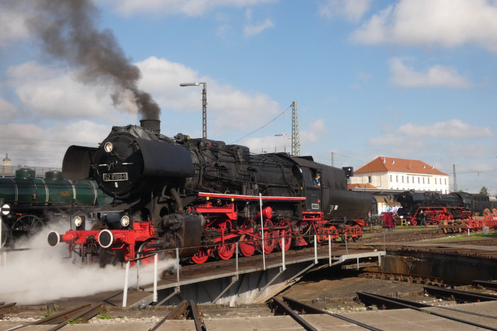 52 8168 setzt hier von der Drehscheibe im Bw Nördlingen zurück, um dann umzusetzen Richtung Wagen-Abstellgleise, um 8:42h am 20.05.23