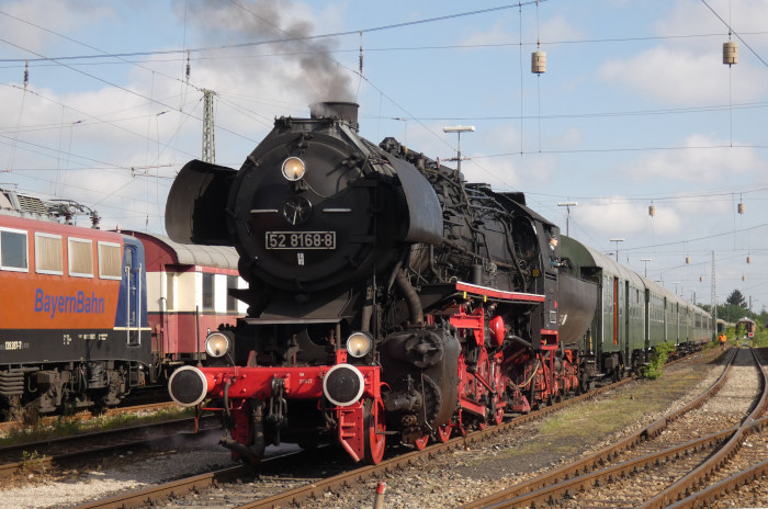52 8168 wartet angekuppelt vor dem Museumszug des BEM für die Bremsprobe auf Abfahrt zum Umsetzen an den Bahnsteig, Nördlingen um 8:57h am 20.05.2023