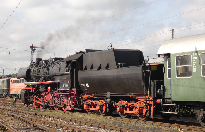 52 8168 wartet angekuppelt vor dem Museumszug des BEM für die Bremsprobe auf Abfahrt zum Umsetzen an den Bahnsteig, Nördlingen um 8:57h am 20.05.2023
