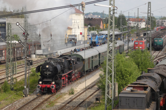52 8168 mit BEM-Pendelzug nach Donauwörth Ausfahrt Nördlingen, um 9:41h am 20.05.2023