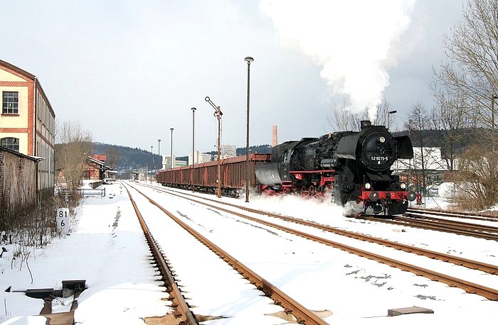 52 8075 mit dem leeren Holzwagenzug nach Schleusingen, fotografiert Ausfahrt Themar, im April 2006
