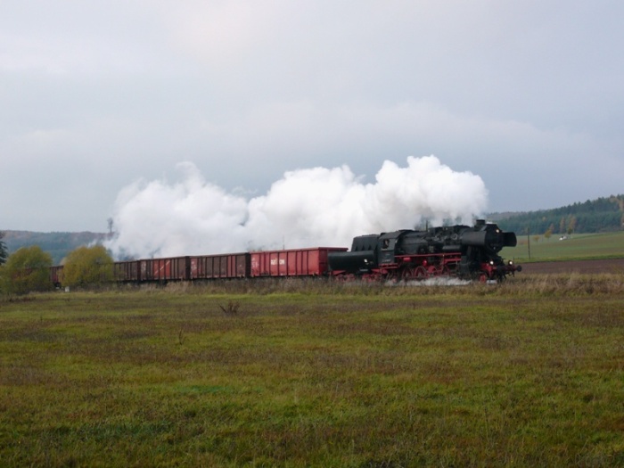 52 8079 mit kurzem aber schwerem Schrottzug hinter der Ausfahrt Oberohn, ca. 9:00h am 31.10.2008
