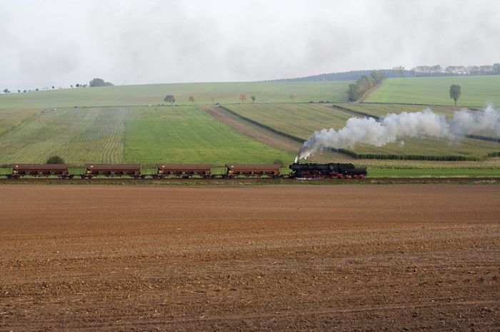 52 8075 schiebt schweren Kieszug bei Oberrohn, 11.10.2007